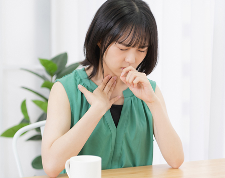 咳をする女性