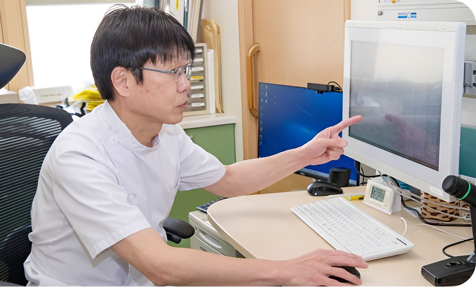 診察中の医師